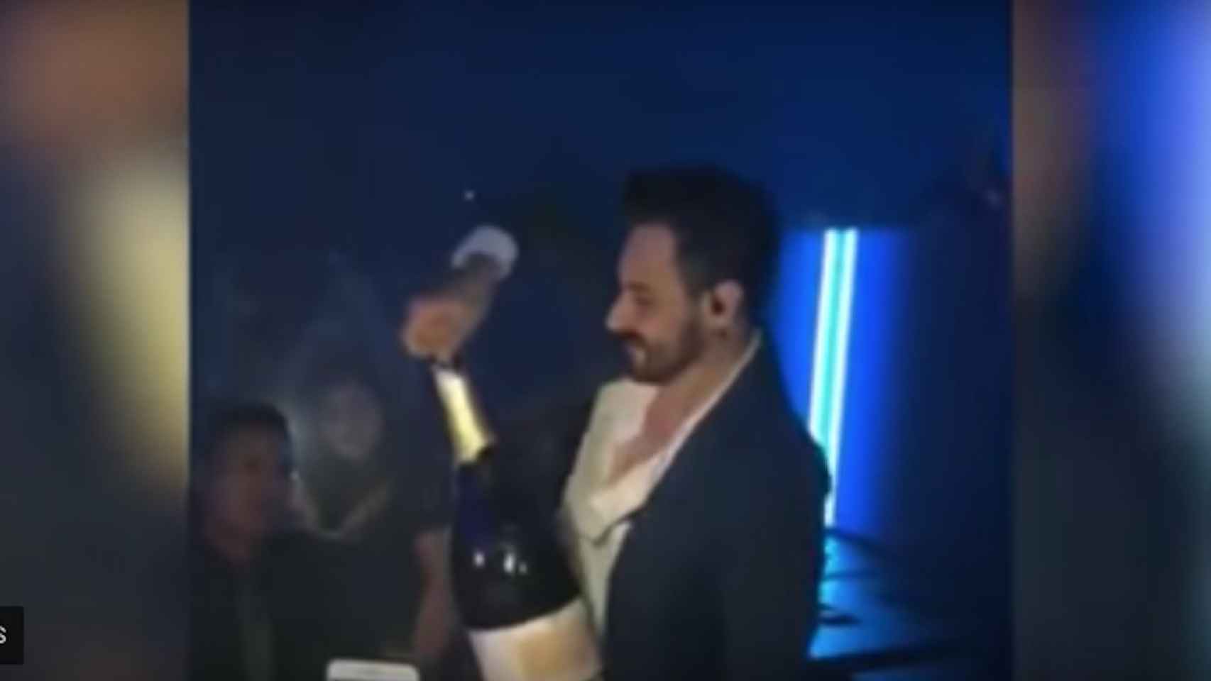 El hombre mientras abre la botella de champán