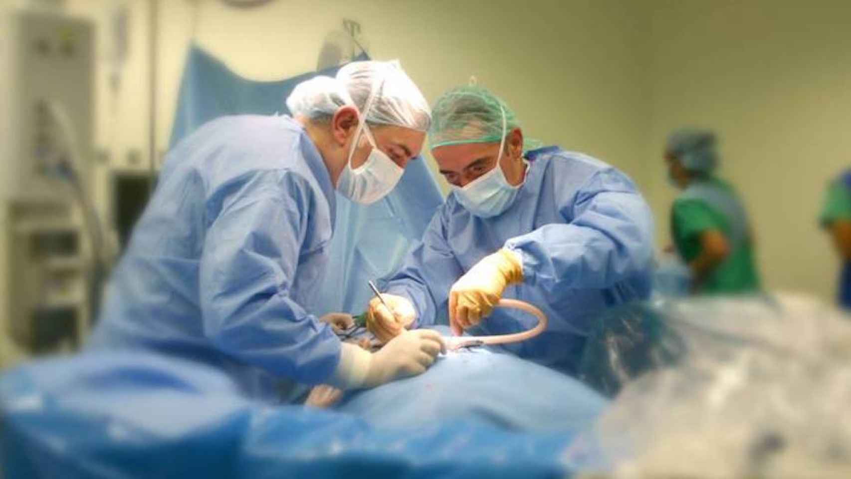 Una foto de archivo de unos médicos realizando una intervención quirúrgica