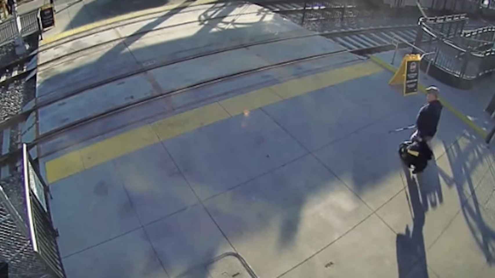 El hombre invidente a punto de ser atropellado por el tren / Youtube