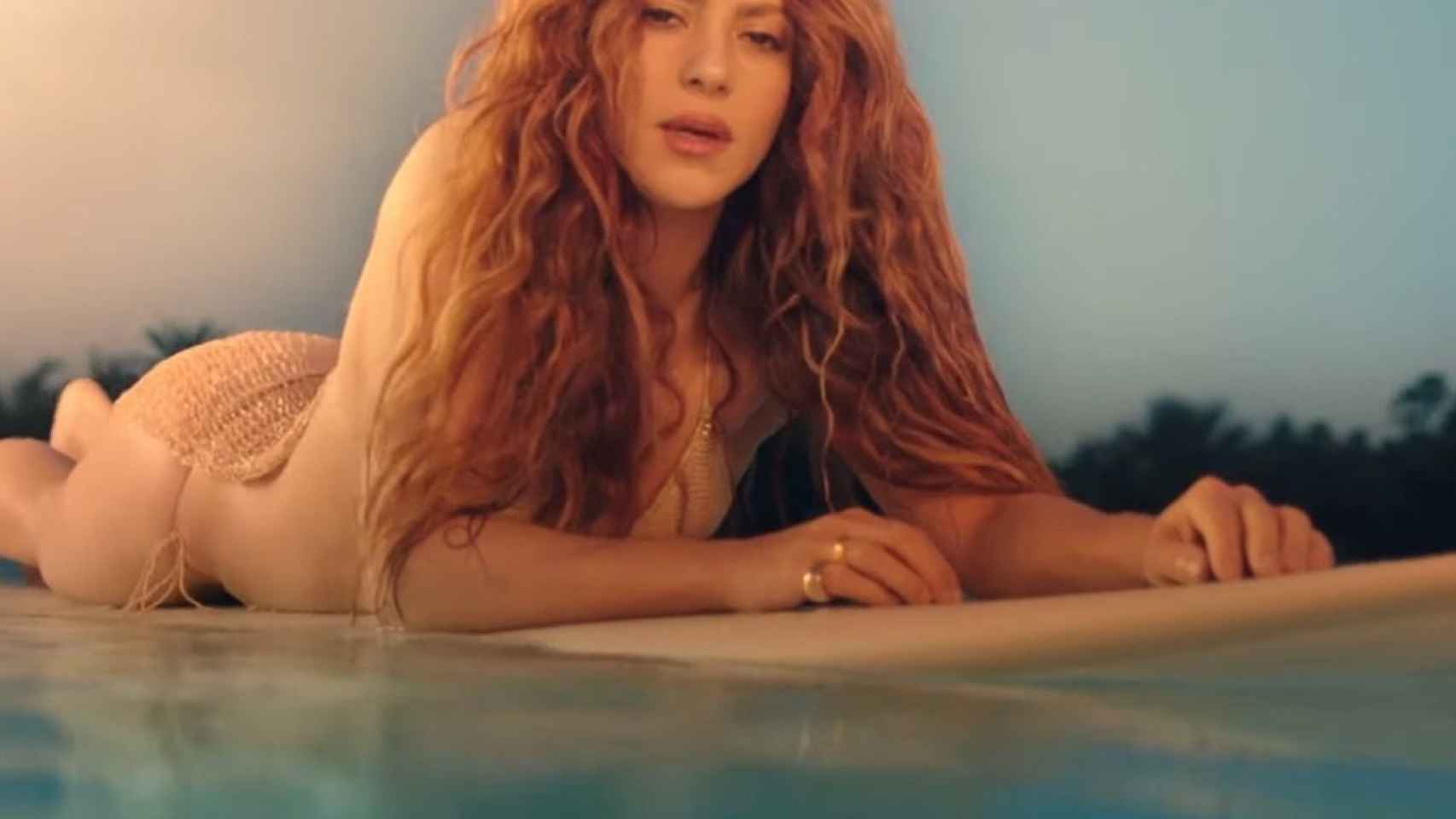 Shakira con su vestido transparente en una tabla de surf