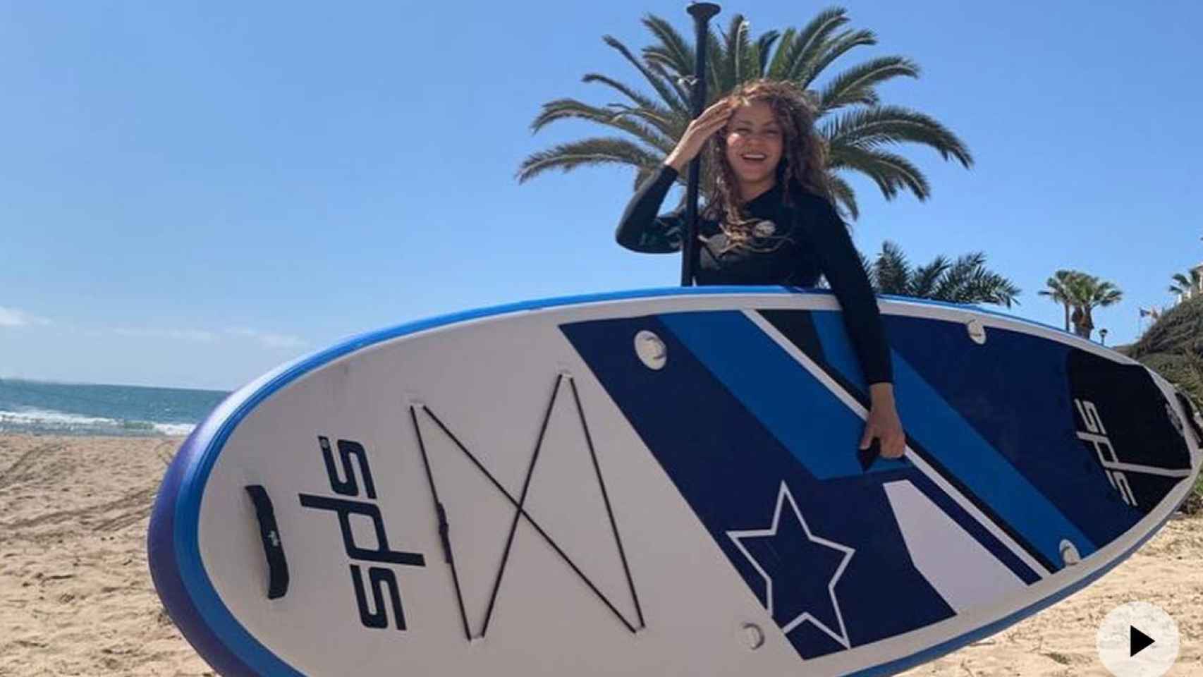 Shakira hace paddle surf con Piqué en la playa