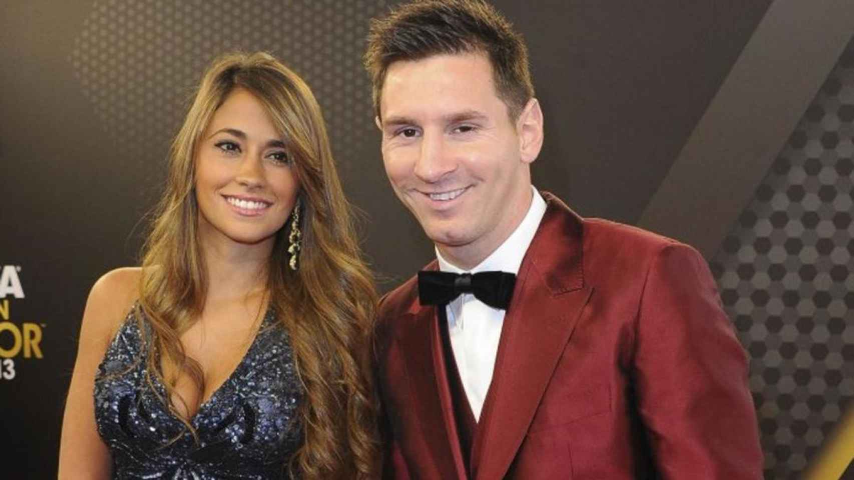 Antonella Roccuzzo y Messi en un evento