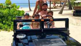 Leo Messi conduce un jeep en el Caribe junto a su mujer y sus hijos   INSTAGRAM