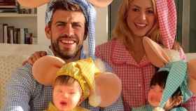 Gerard Piqué, Shakira y sus dos hijos, Milan y Sasha, disfrazados de Topo Gigio / INSTAGRAM