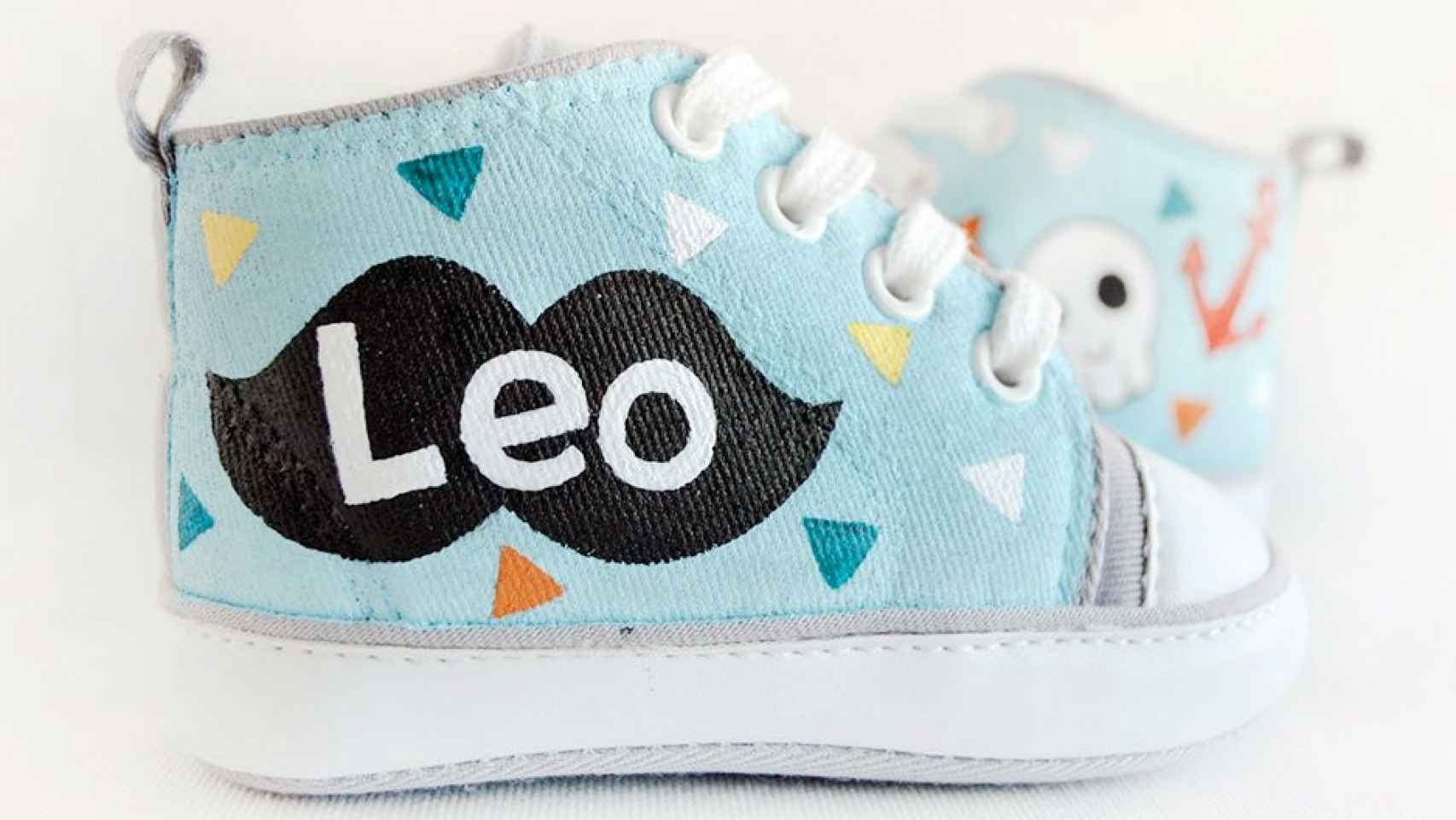 Una zapatilla de bebé con el nombre de Leo / ESENCIA CUSTOME