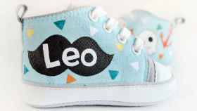 Una zapatilla de bebé con el nombre de Leo / ESENCIA CUSTOME
