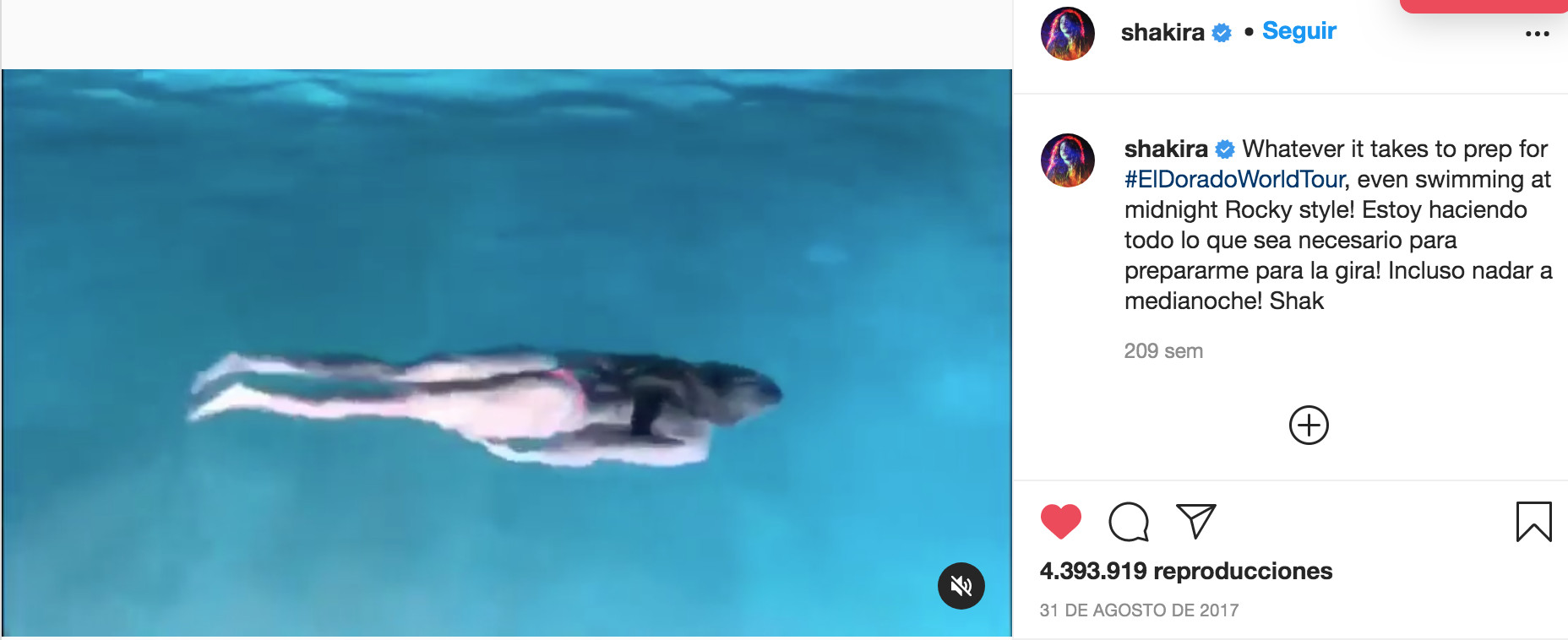 Shakira nada en la piscina
