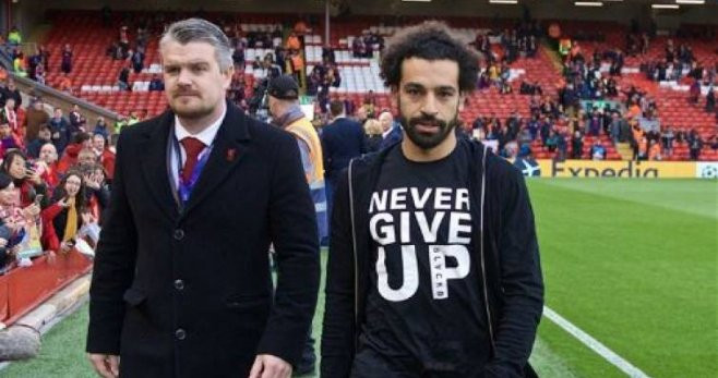 Mohamed Salah camiseta Never give up con la que apoyó a su equipo / EFE