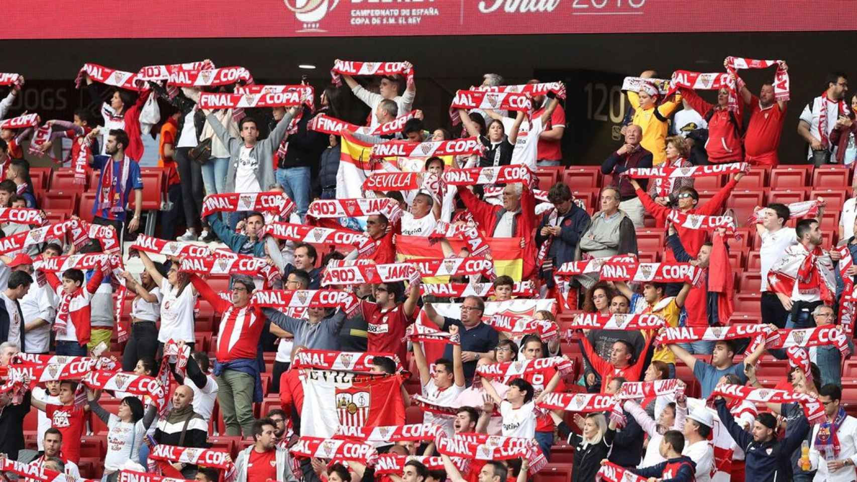 La afición de Sevilla, durante un partido disputado en la Copa del Rey / EFE