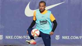 Dani Alves, controlando el balón, en un entrenamiento del Barça / FCB
