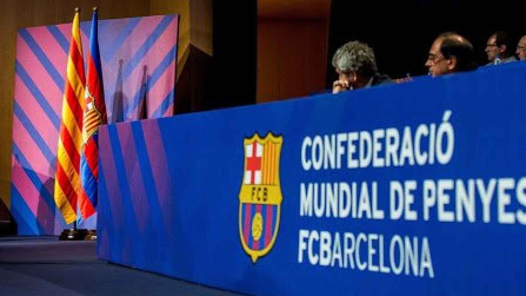 Una imagen de archivo de Bartomeu en un encuentro con las peñas / FC Barcelona