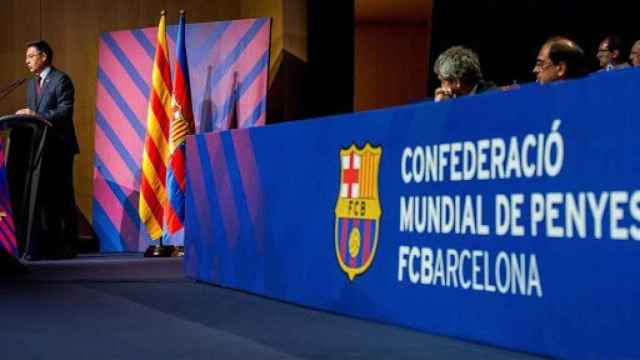 Una imagen de archivo de Bartomeu en un encuentro con las peñas / FC Barcelona