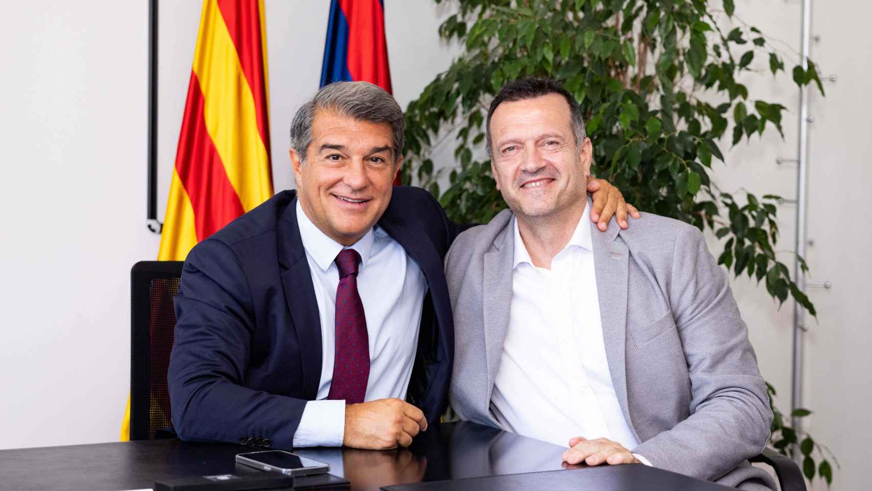 Joan Laporta y Jesús Velasco cerrando su fichaje por el Barça / FC Barcelona