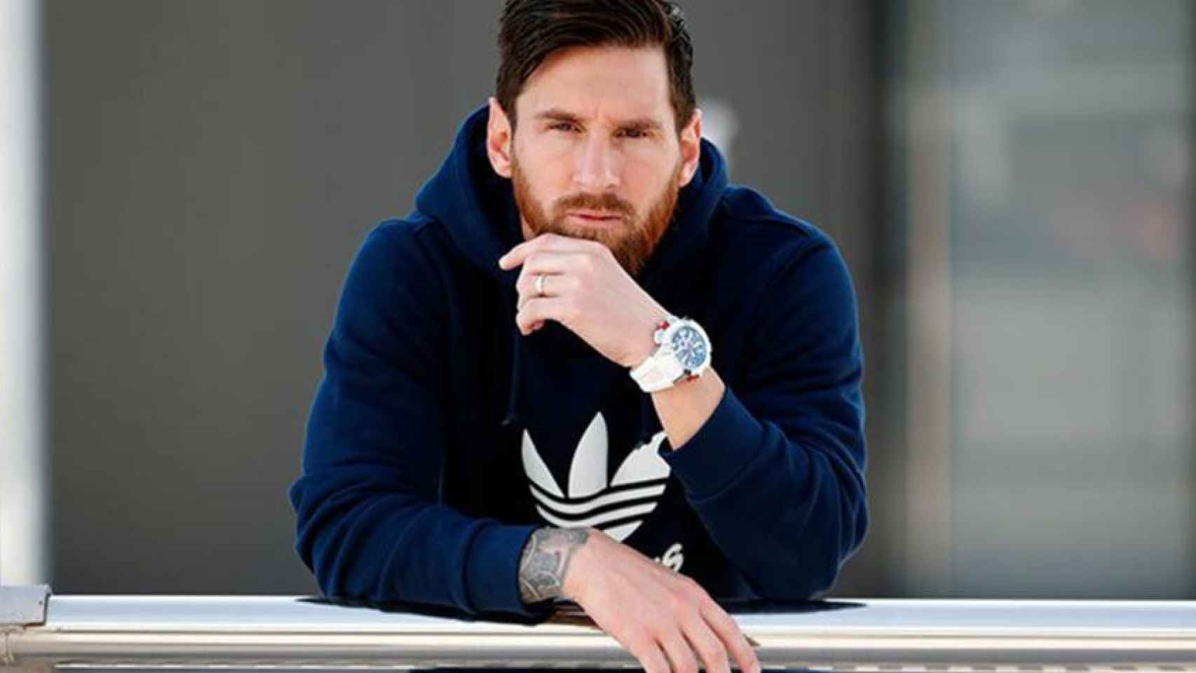 Leo Messi muestra el reloj que donará para la investigación contra la distrofia muscular/DEPOR