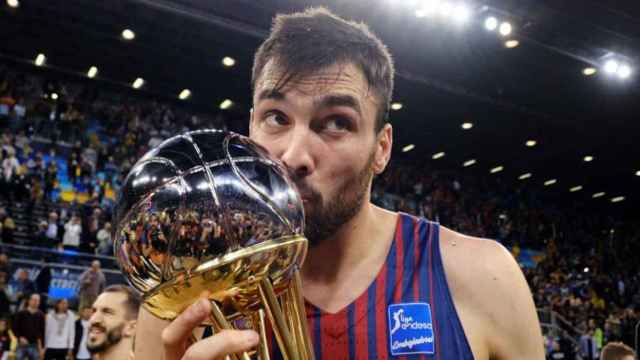 Una foto de Pierre Oriola besando la Copa del Rey que ganó el Barça / EFE