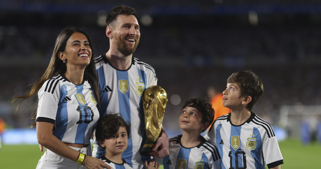 Lionel Messi, junto a su familia, celebrando la conquista de la Copa del Mundo / EFE