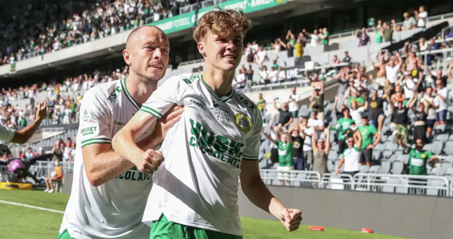 Williot Swedberg celebra un gol con el Hammerby