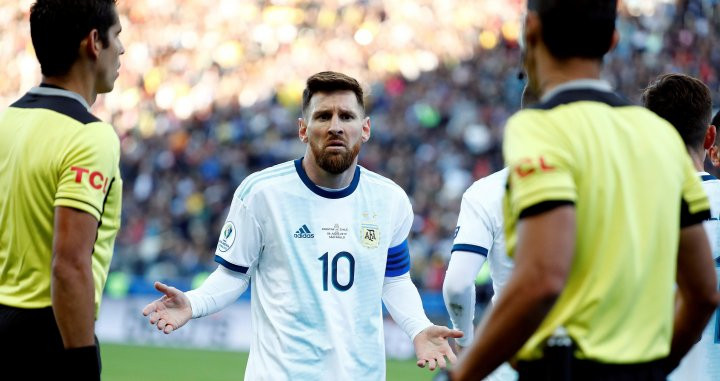 Leo Messi se queja de su expulsión / EFE