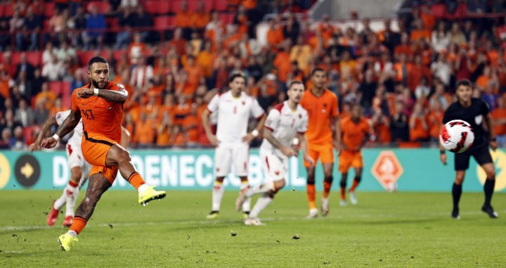 Memphis Depay transformando el penalti contra Montenegro / EFE
