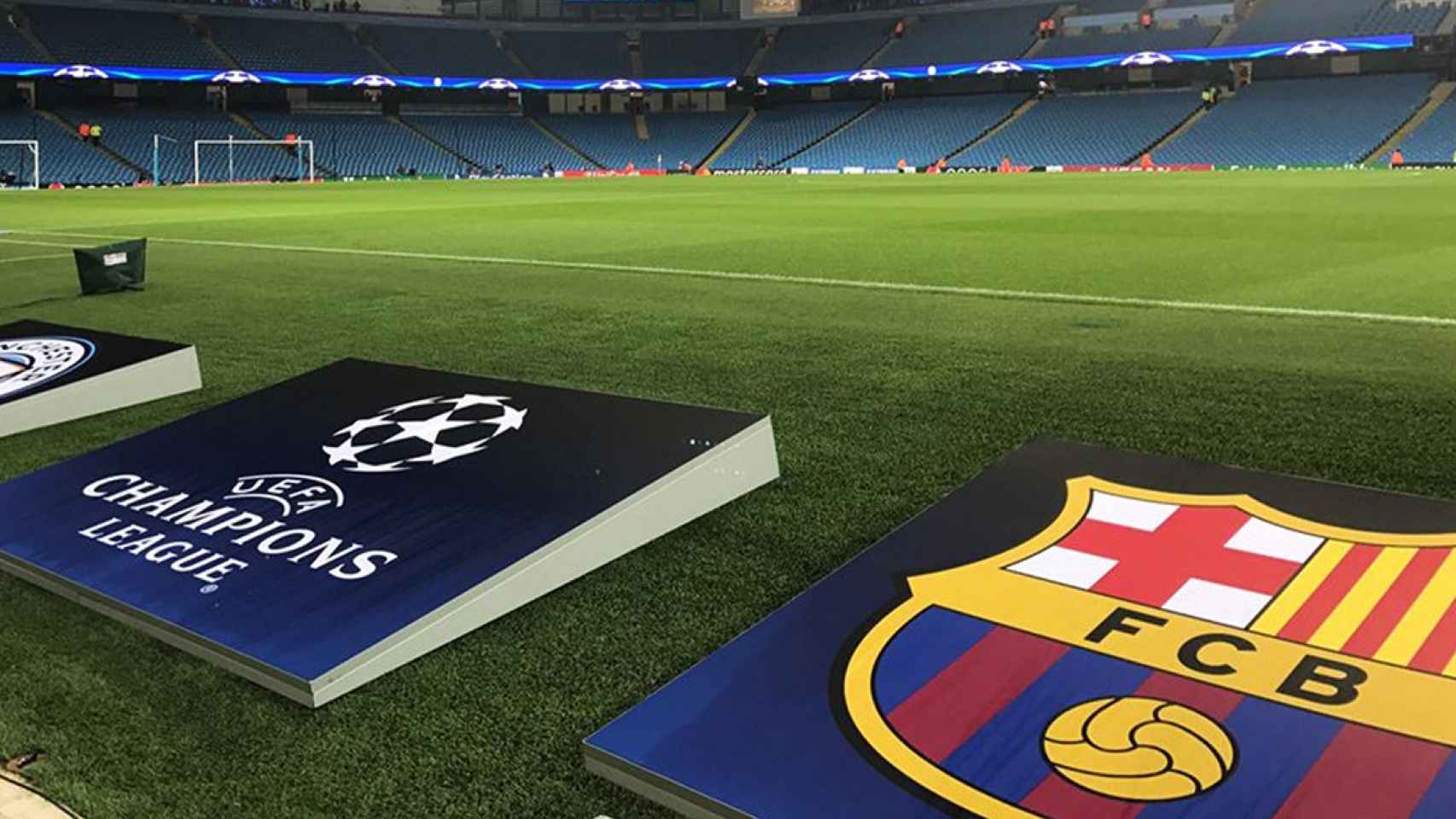 Los escudos del Barça y la Champions League, en la previa de un partido contra el Manchester City / FCB