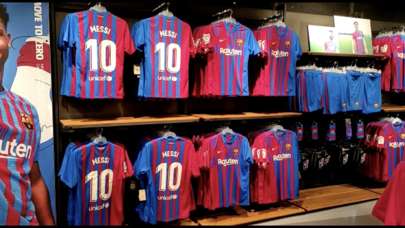 Una imagen de la tienda del Barça con camisetas de Messi del curso 2021-22 / FC Barcelona