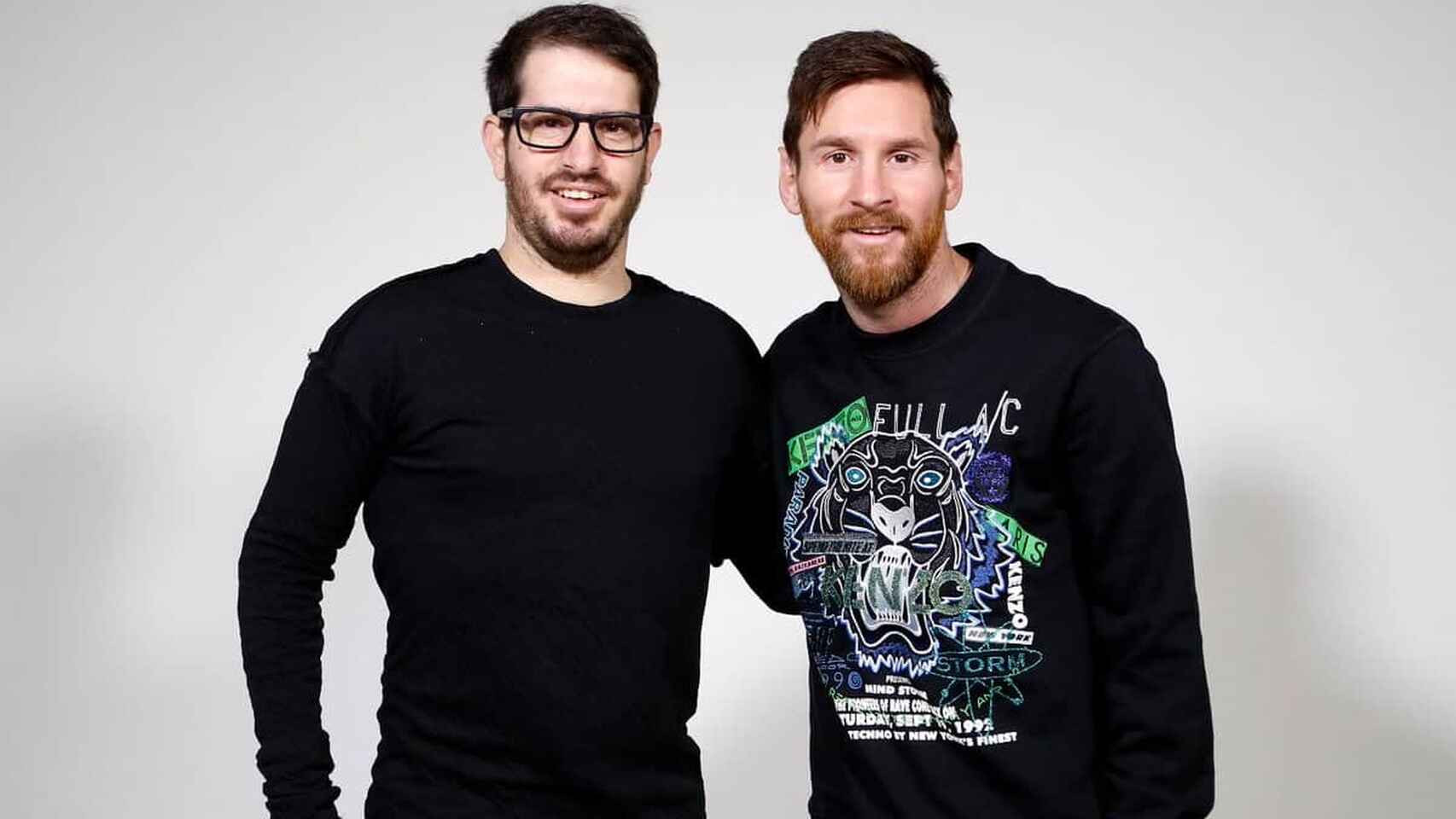 Moshe Hogeg posa con Leo Messi en una campaña para Sirin Labs, una empresa de la que fue consejero Laporta antes de volver al Barça / SIRIN LABS
