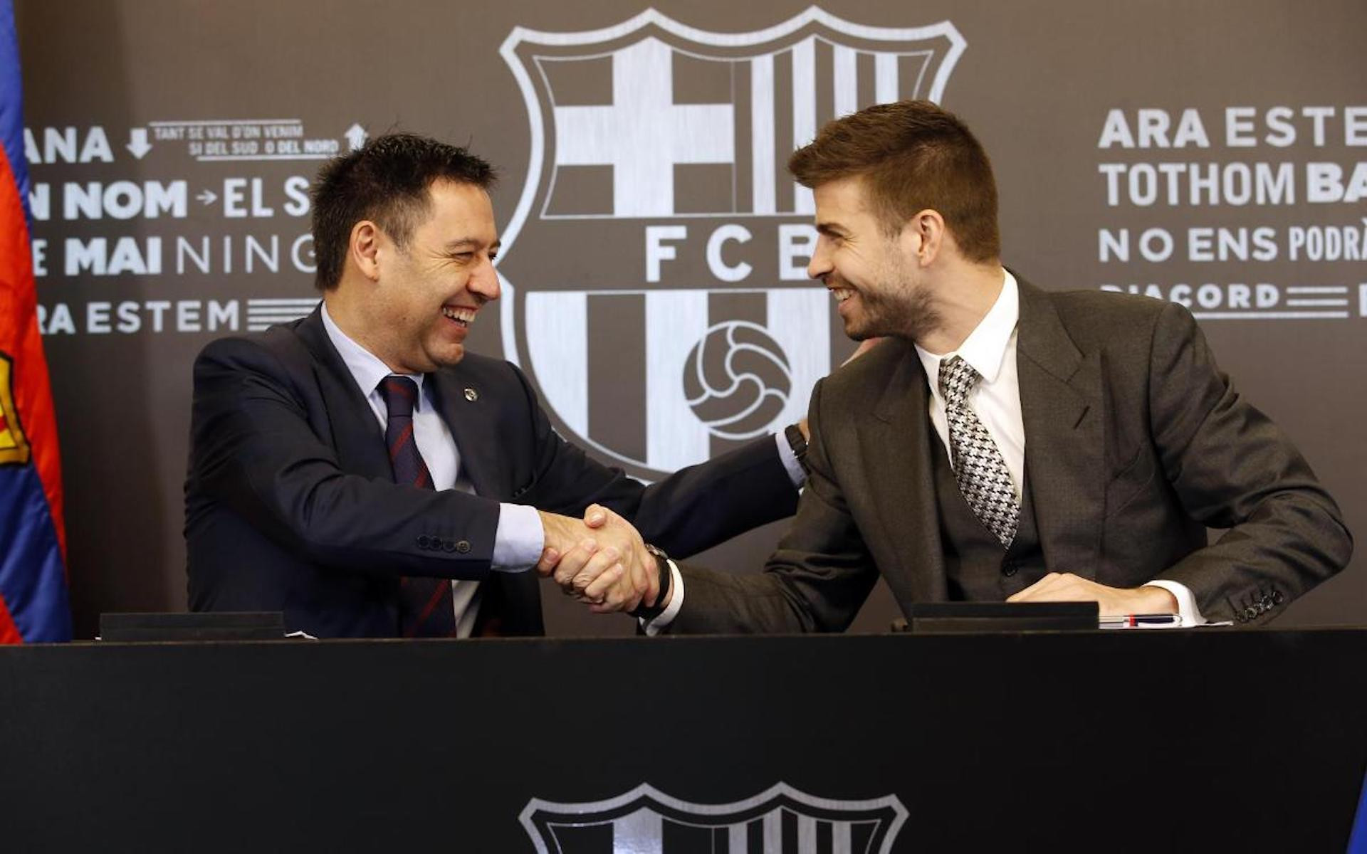 Bartomeu y Piqué firmando la última renovación del central / FC Barcelona