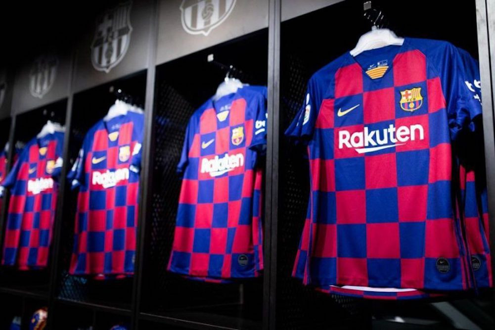 Una foto de las camisetas del Barça en la Store del club / Twitter