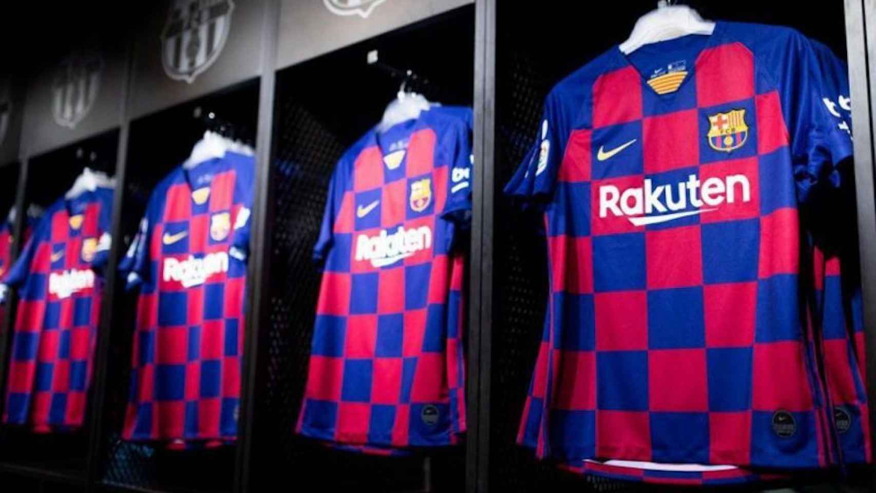 Una foto de las camisetas del Barça en la Store del club / Twitter