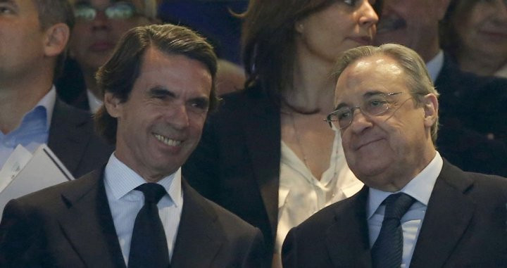 Florentino Pérez junto a José María Aznar en el palco del Bernabéu / EFE