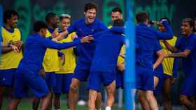 Los jugadores del Barça de Xavi se divierten en un entrenamiento / FCB