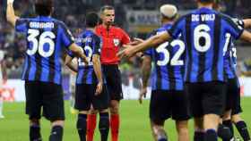 Vincic, rodeado de varios jugadores del Inter / EFE