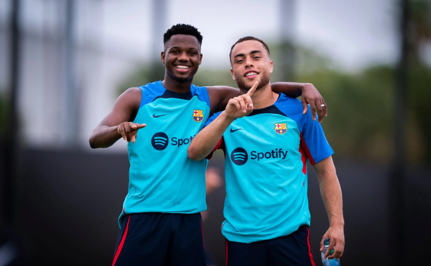 Ansu Fati y Sergiño Dest, durante un entrenamiento con el FC Barcelona / FCB