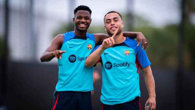 Ansu Fati y Sergiño Dest, durante un entrenamiento con el FC Barcelona / FCB