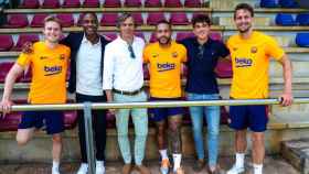 Kluivert y Cocu, en una visita especial, posan con Frenkie de Jong, Memphis Depay y Luuk de Jong en la Ciutat Esportiva Joan Gamper / FCB