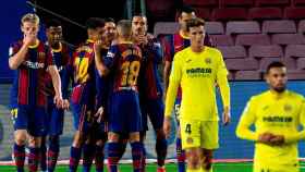 Los jugadores del Barça hacen piña tras barrer al Villarreal / EFE