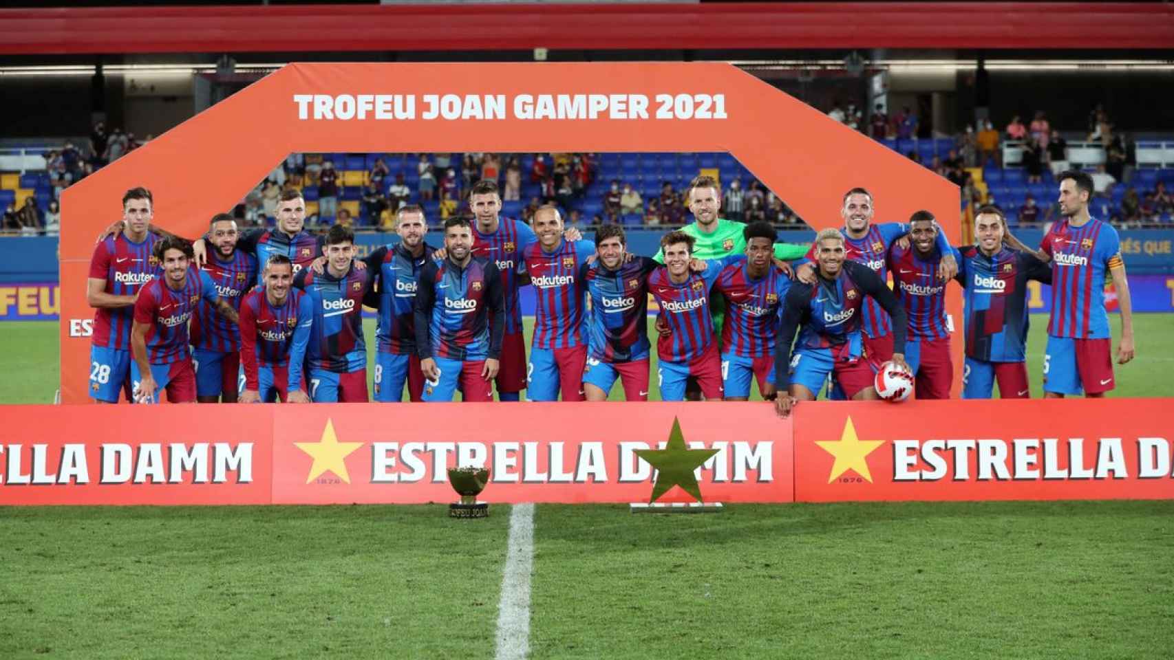 La plantilla del Barça posa con el trofeo Joan Gamper, incluidos los capitanes, tras la presentación oficial de la temporada / FCB