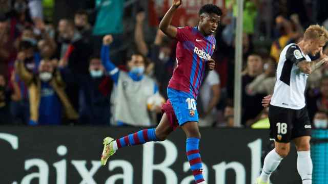 Ansu Fati celebra su golazo contra el Valencia / EFE