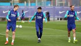 De Jong, Pedri y Mingueza en un entrenamiento del Barça / FCB