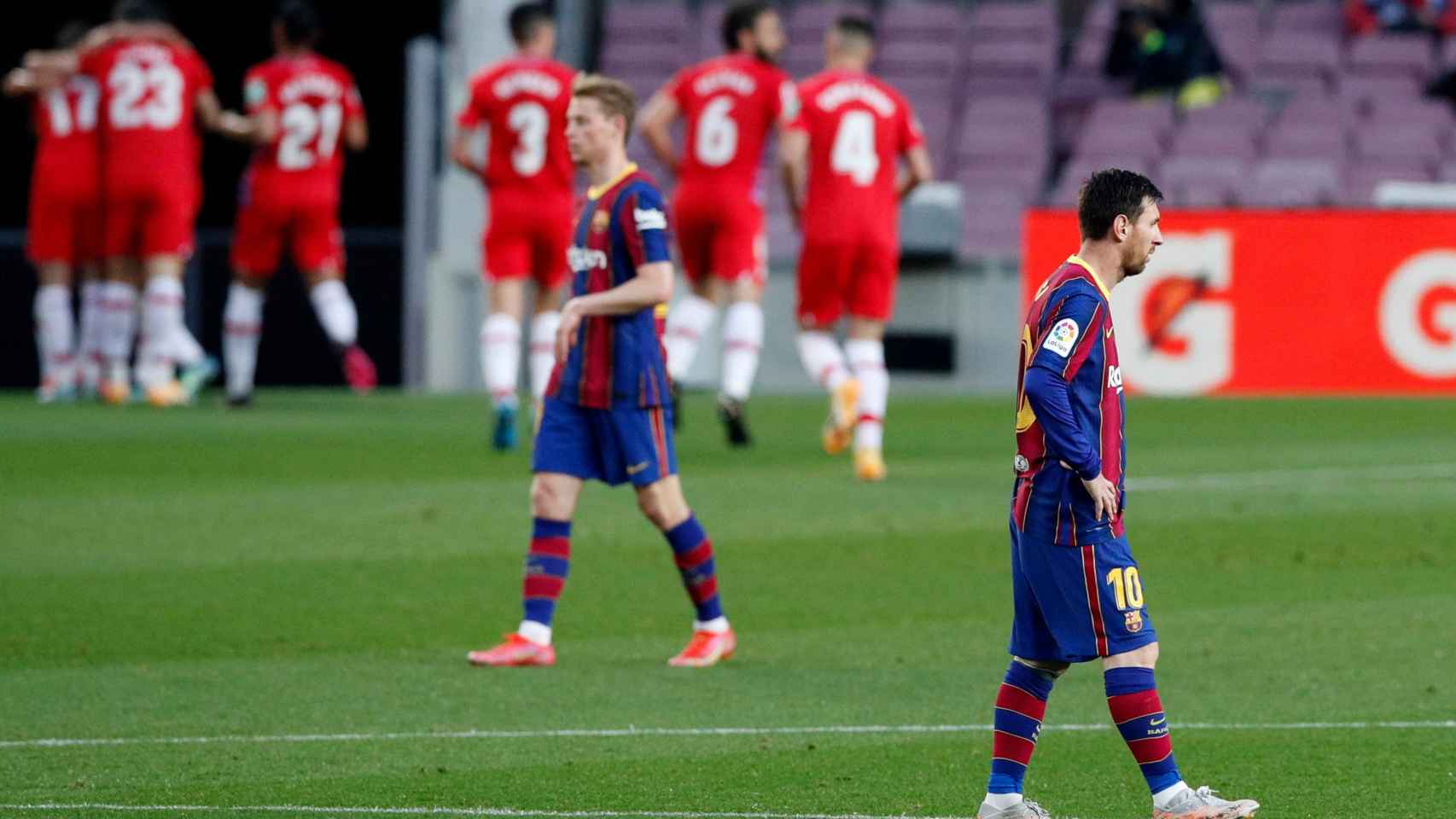 Los jugadores del Barça, lamentando la derrota contra el Granada / EP