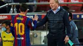 Messi y Koeman en un partido del Barça / EFE
