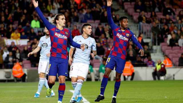 Griezmann y Ansu Fati reclamando un balón contra el Celta / EFE