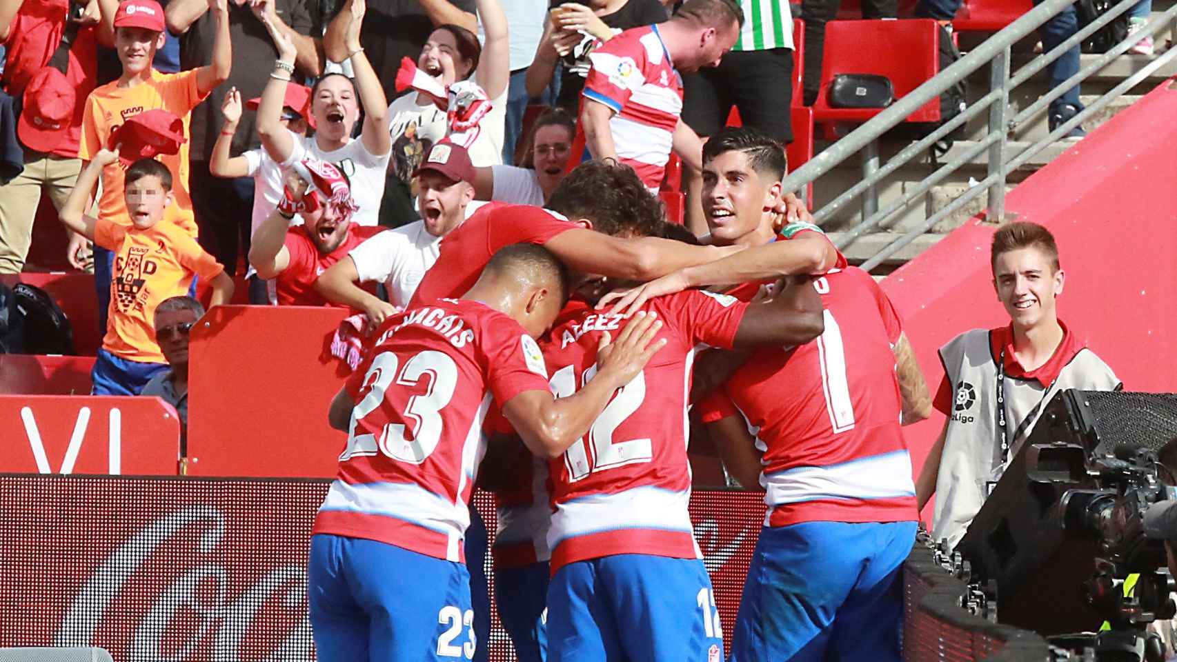 Los jugadores del Granada celebrando el gol de Vadillo contra el Real Betis / EFE