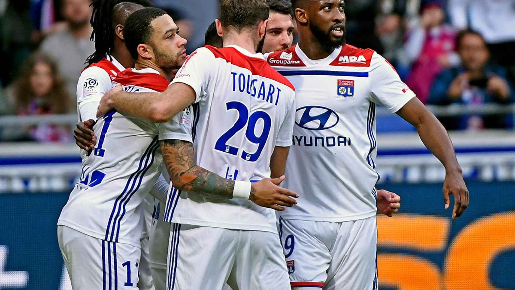 Depay, Tousart y Dembelé celebrando el gol del Olympique contra el Toulouse / OL