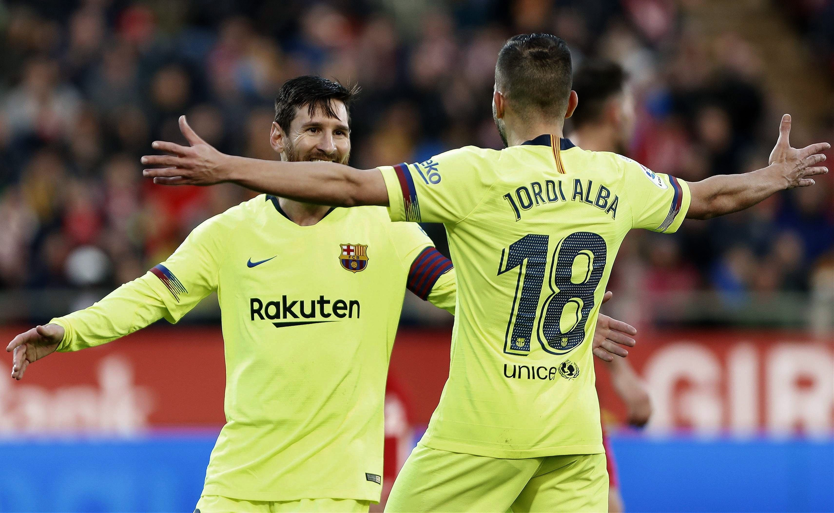 Leo Messi y Jordi Alba celebran el tanto del argentino frente al Girona / EFE