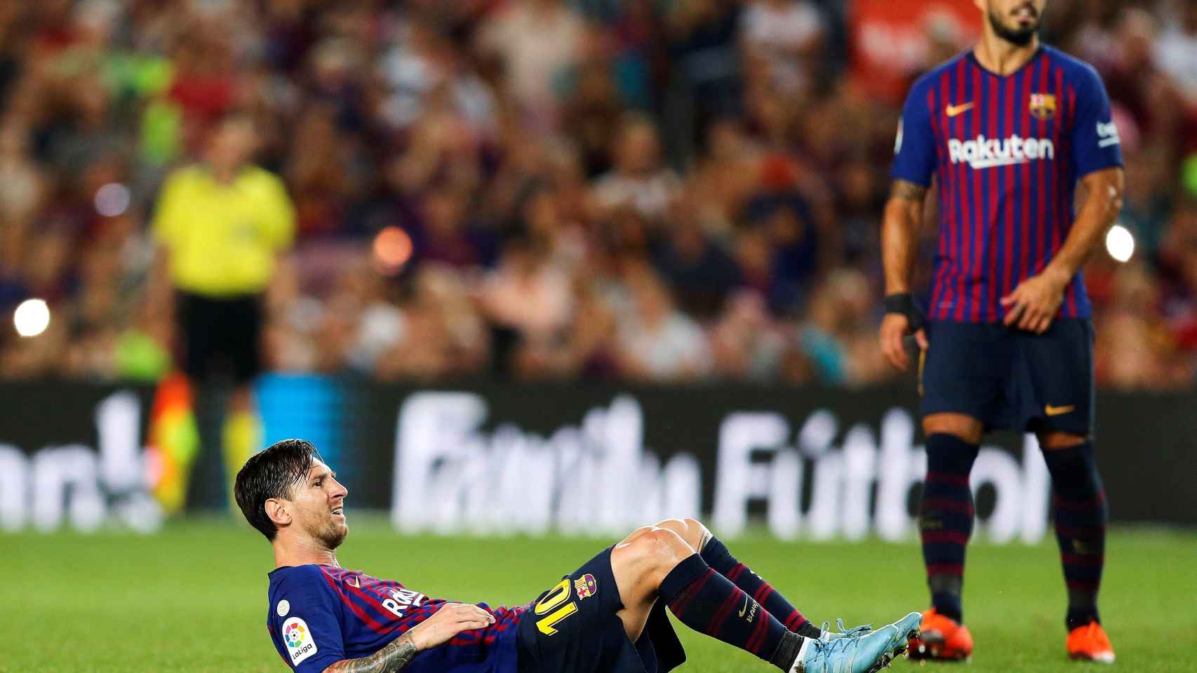 Messi en el césped del Camp Nou / EFE