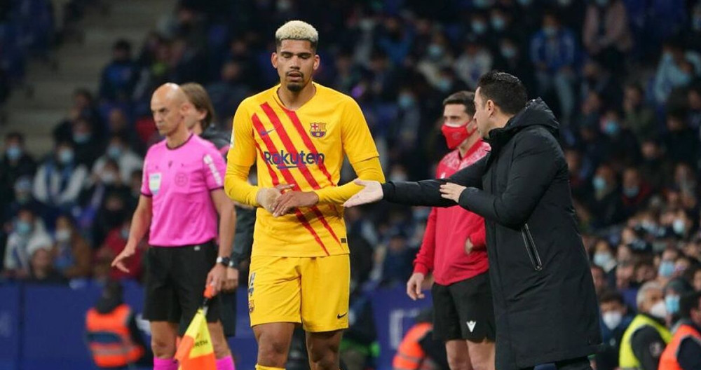 Xavi, dando indicaciones a Ronald Araujo, en un partido del Barça / LaLiga