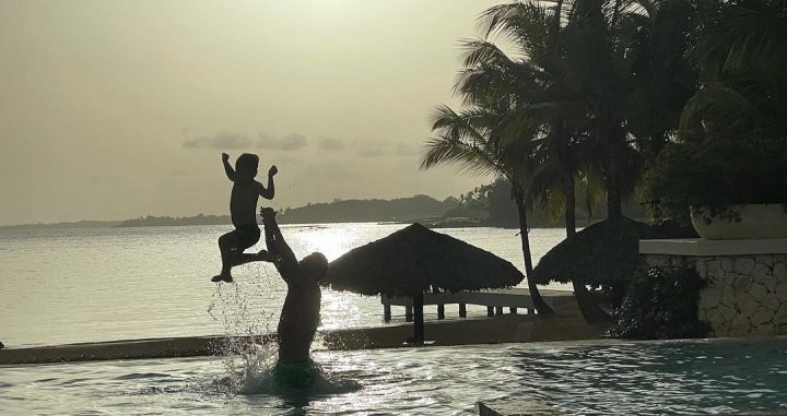 Messi jugando con su hijo en la piscina / Instagram