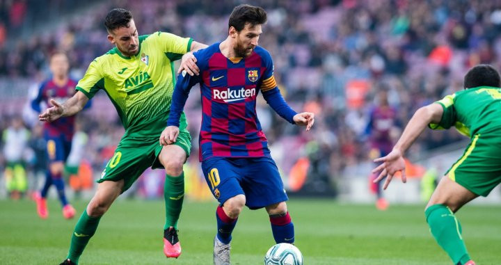 Messi, en una acción contra el Eibar en el Camp Nou | EFE