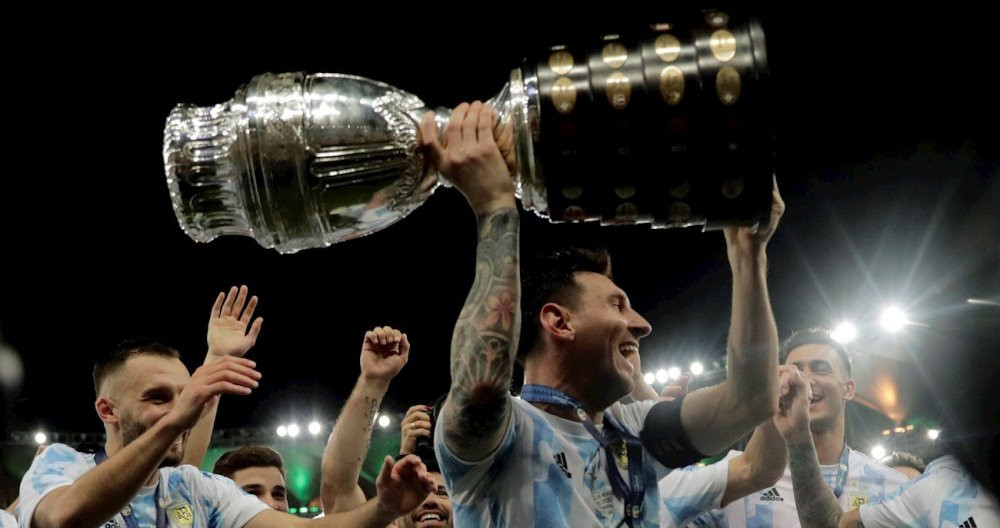 Leo Messi levanta la Copa América de 2021 / EFE